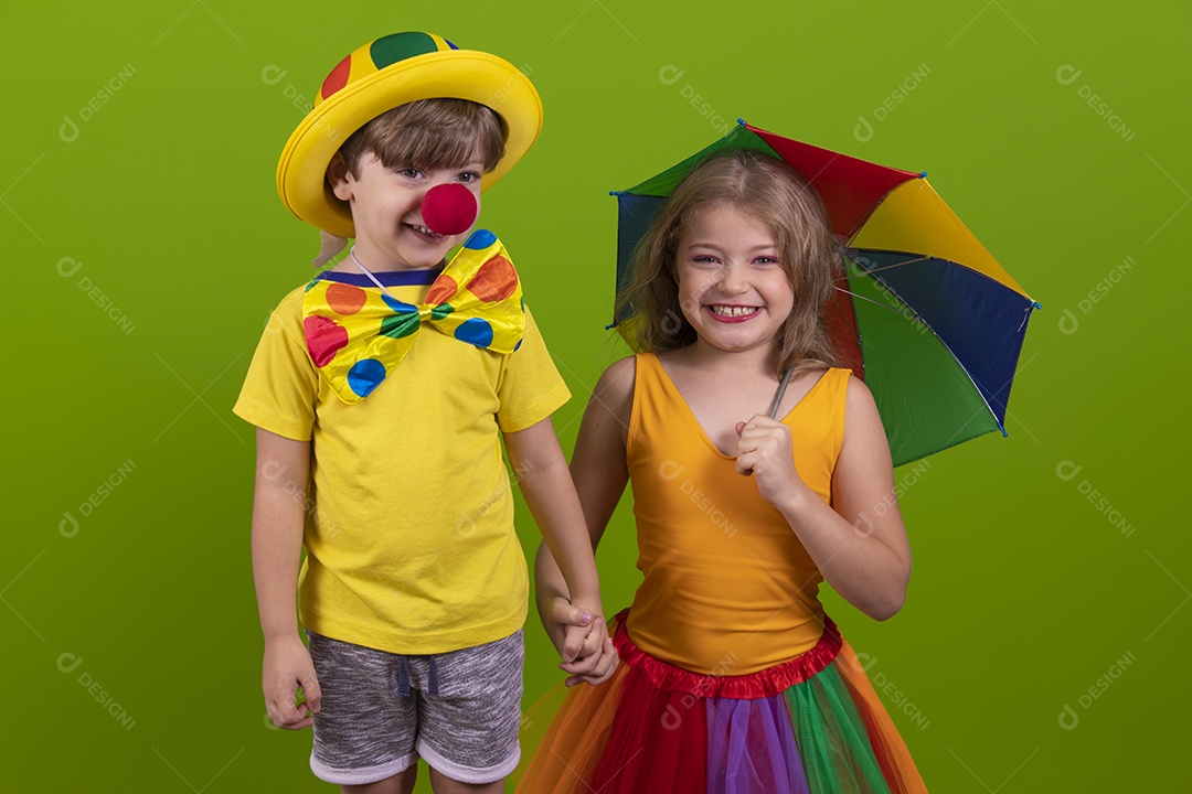 Lindas pessoas jovens usando fantasia de carnaval sobre fundo isolado