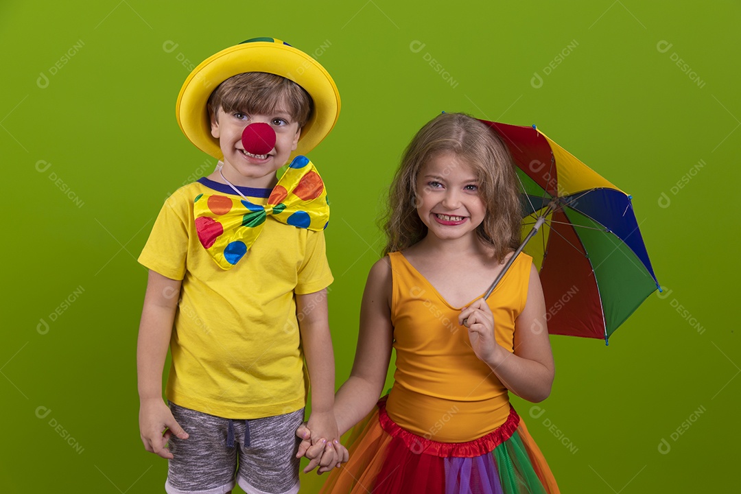 Lindas pessoas jovens usando fantasia de carnaval sobre fundo isolado