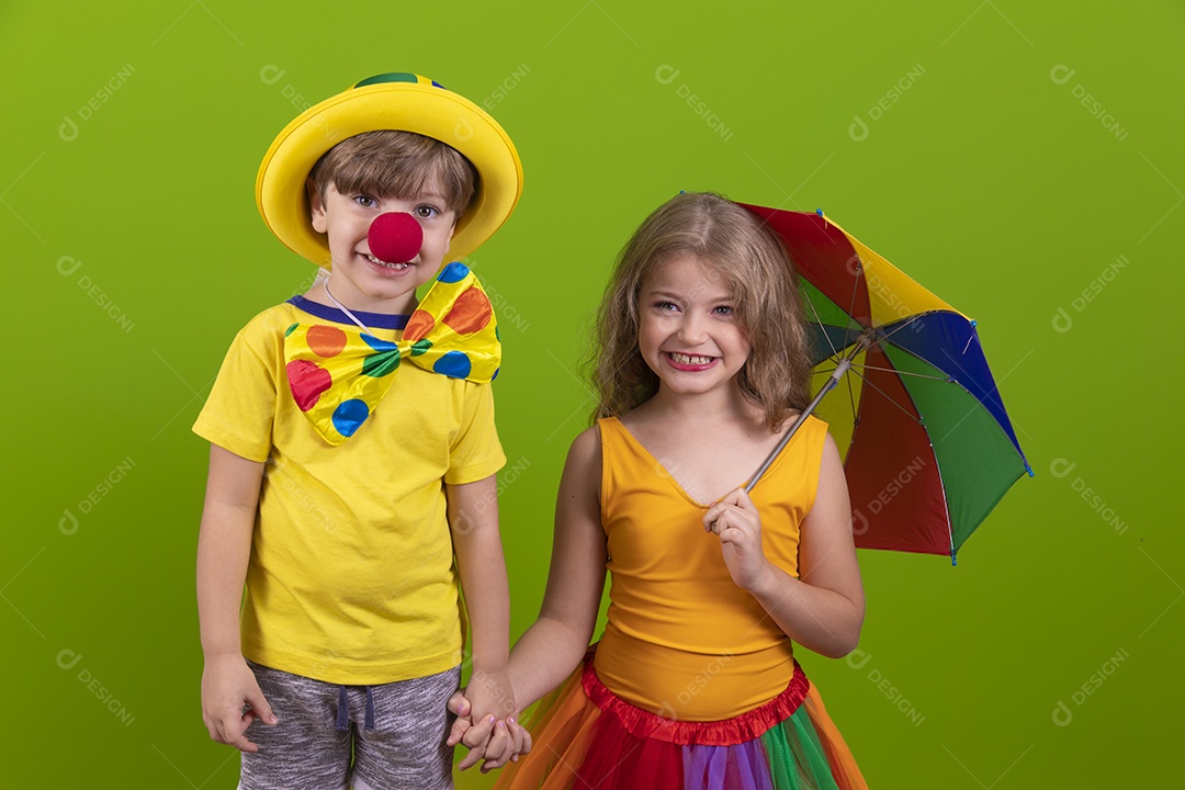 Lindas pessoas jovens usando fantasia de carnaval sobre fundo isolado