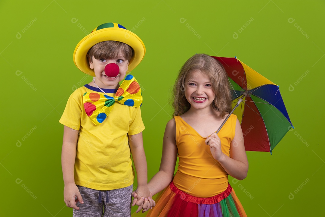 Lindas pessoas jovens usando fantasia de carnaval sobre fundo isolado