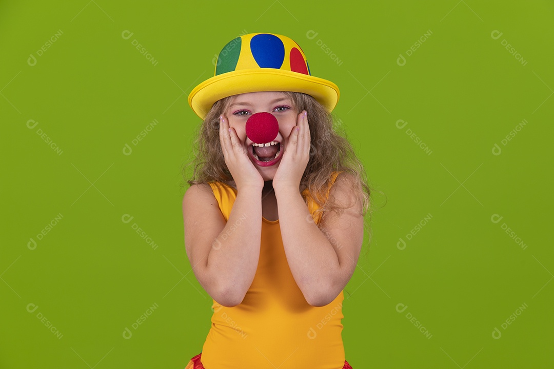 Linda menina jovem usando fantasia de carnaval sobre fundo isolado