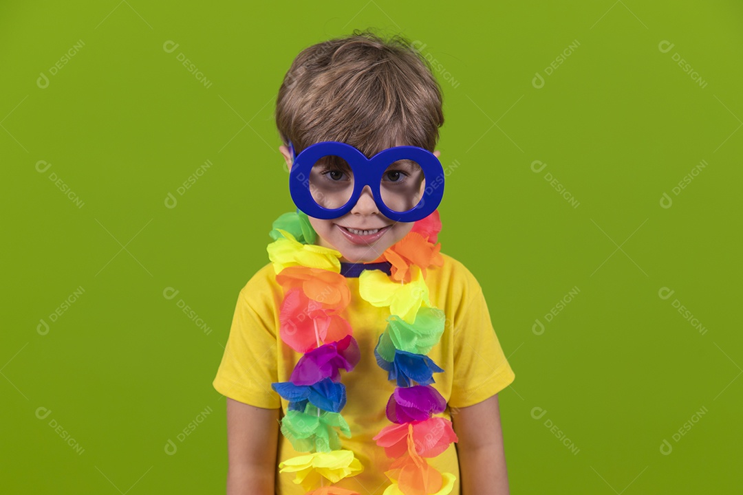 Menino jovem usando fantasia de carnaval sobre fundo isolado