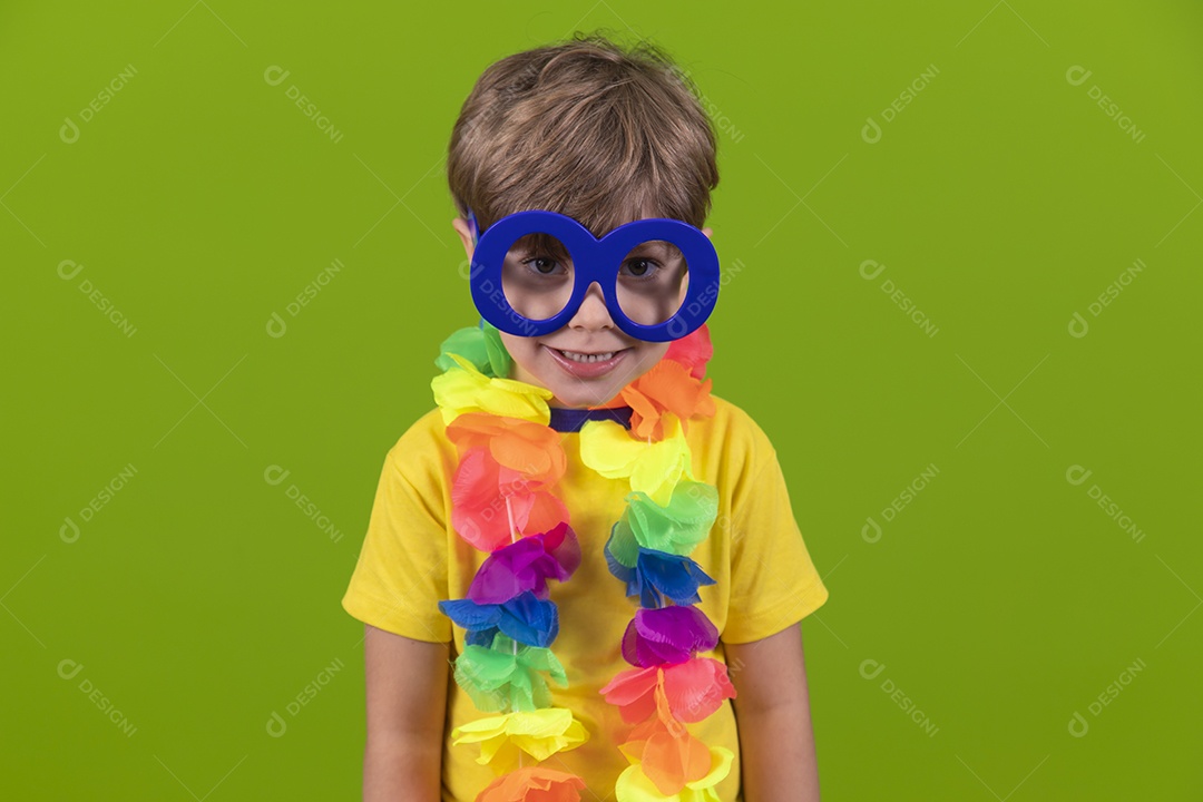 Menino jovem usando fantasia de carnaval sobre fundo isolado