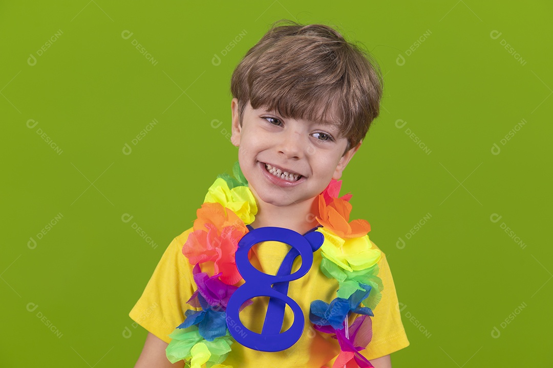 Menino jovem usando fantasia de carnaval sobre fundo isolado