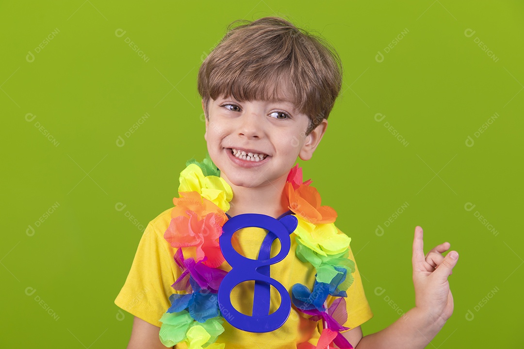 Menino jovem usando fantasia de carnaval sobre fundo isolado