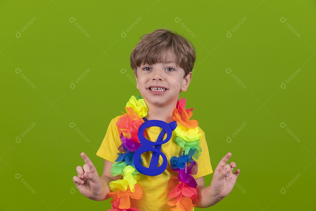 Menino jovem usando fantasia de carnaval sobre fundo isolado