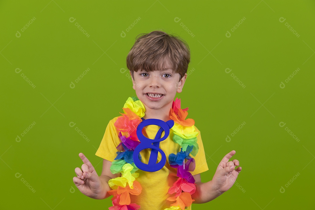 Menino jovem usando fantasia de carnaval sobre fundo isolado