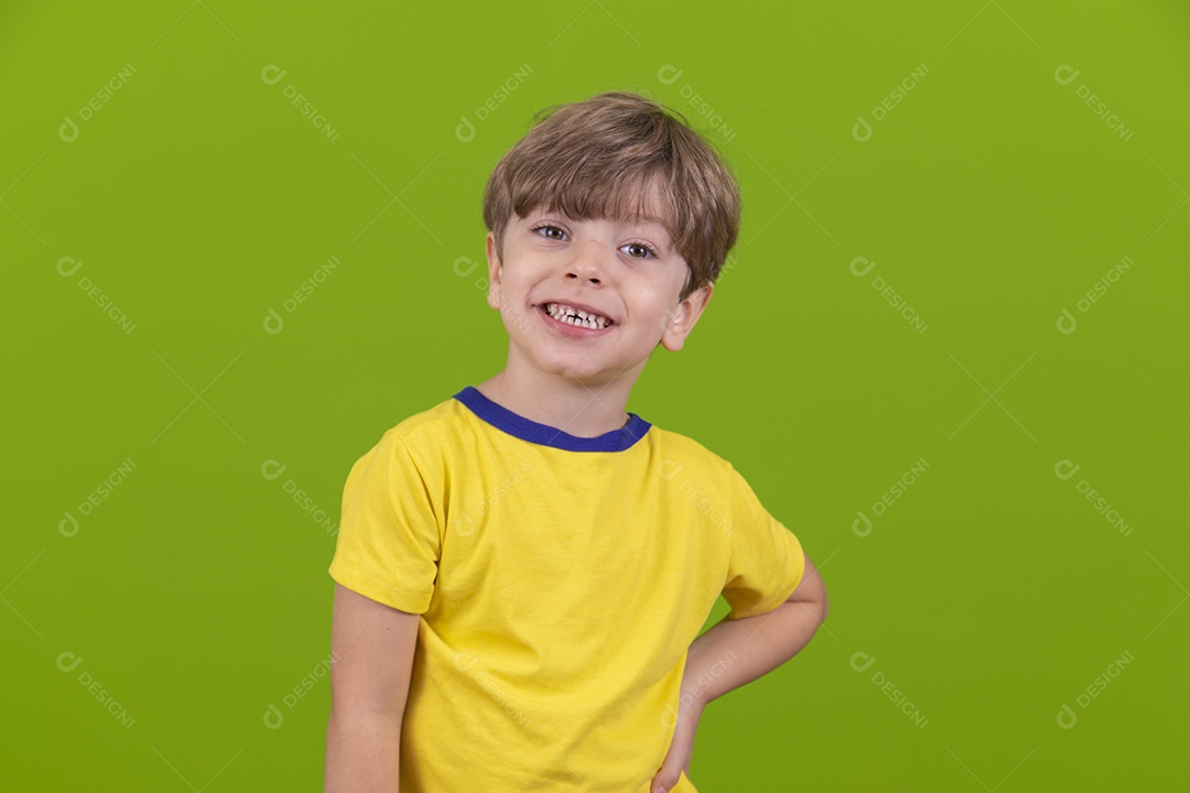 Menino jovem usando fantasia de carnaval sobre fundo isolado