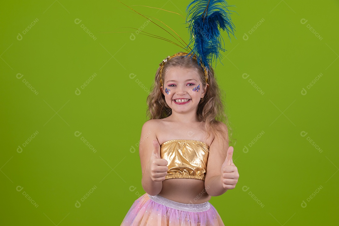 Linda menina jovem usando fantasia de carnaval sobre fundo isolado