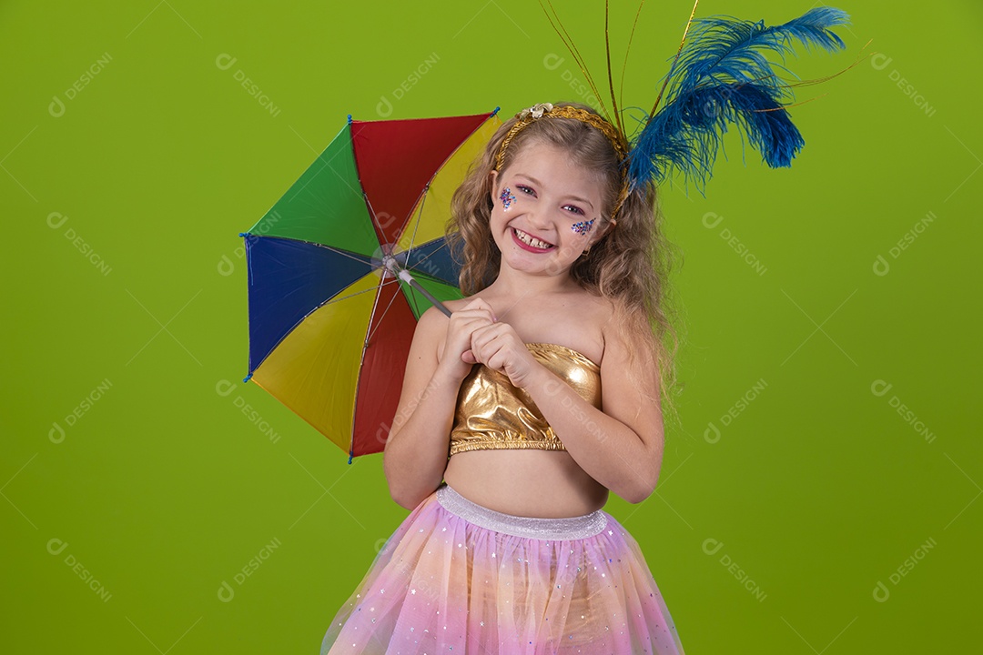 Linda menina jovem usando fantasia de carnaval sobre fundo isolado