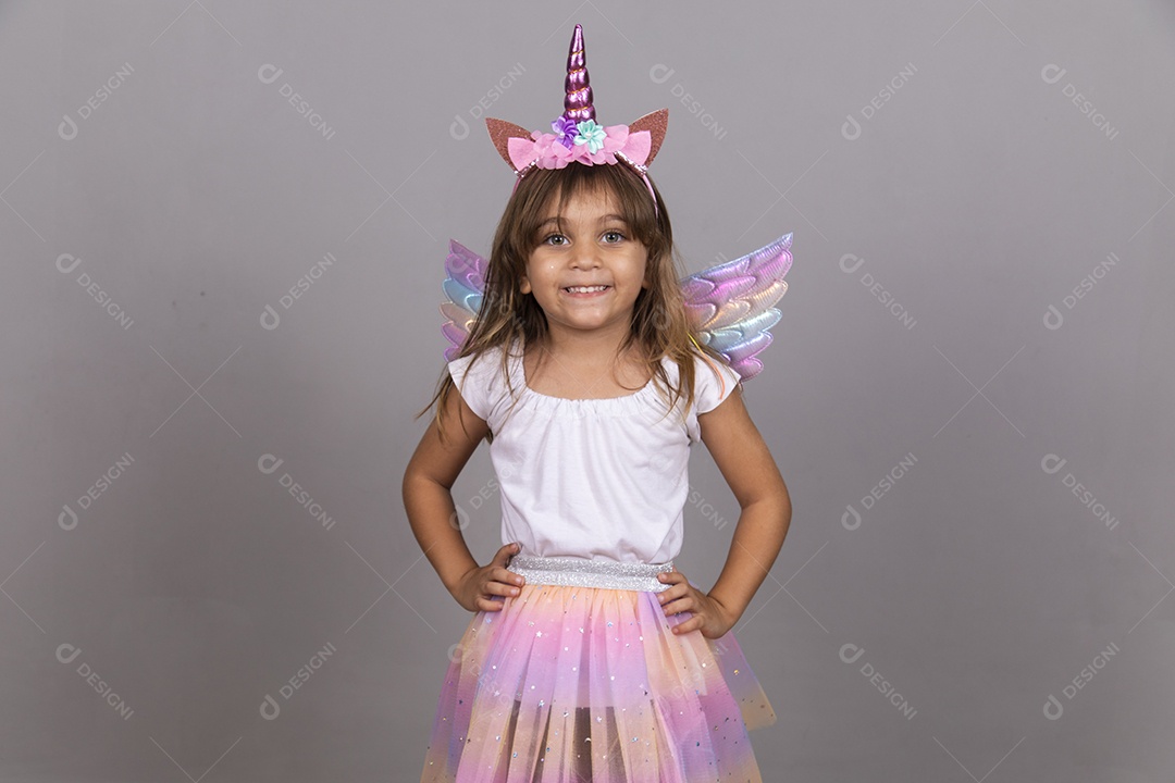 Linda menina jovem usando fantasia de carnaval sobre fundo isolado