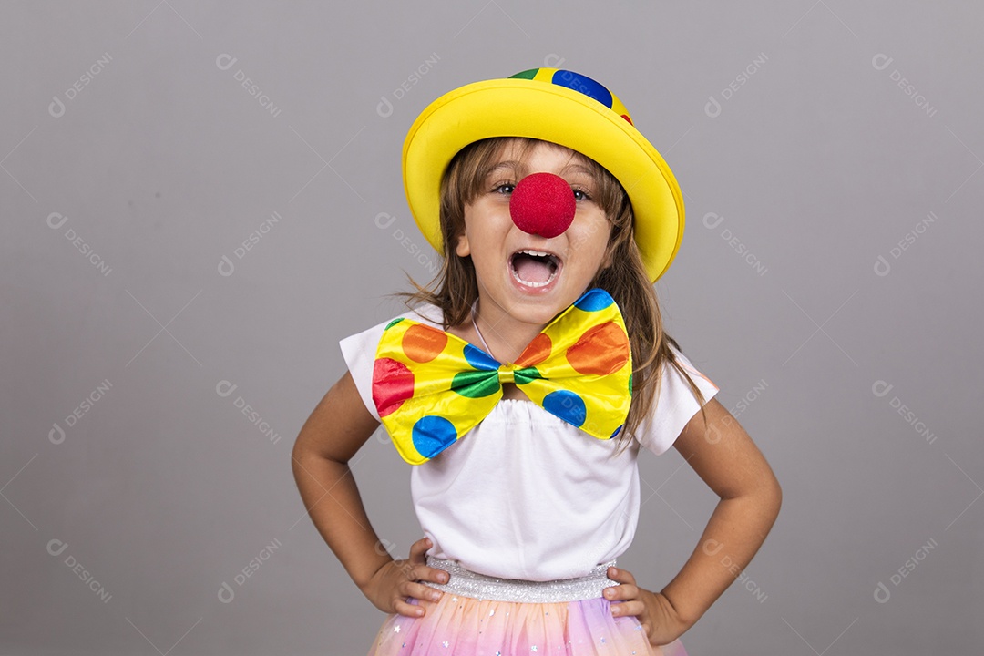 Linda menina jovem usando fantasia de carnaval sobre fundo isolado
