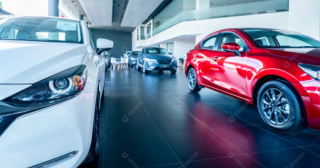 Carro branco estacionado no showroom de luxo. Escritório de concessionária de automóveis.