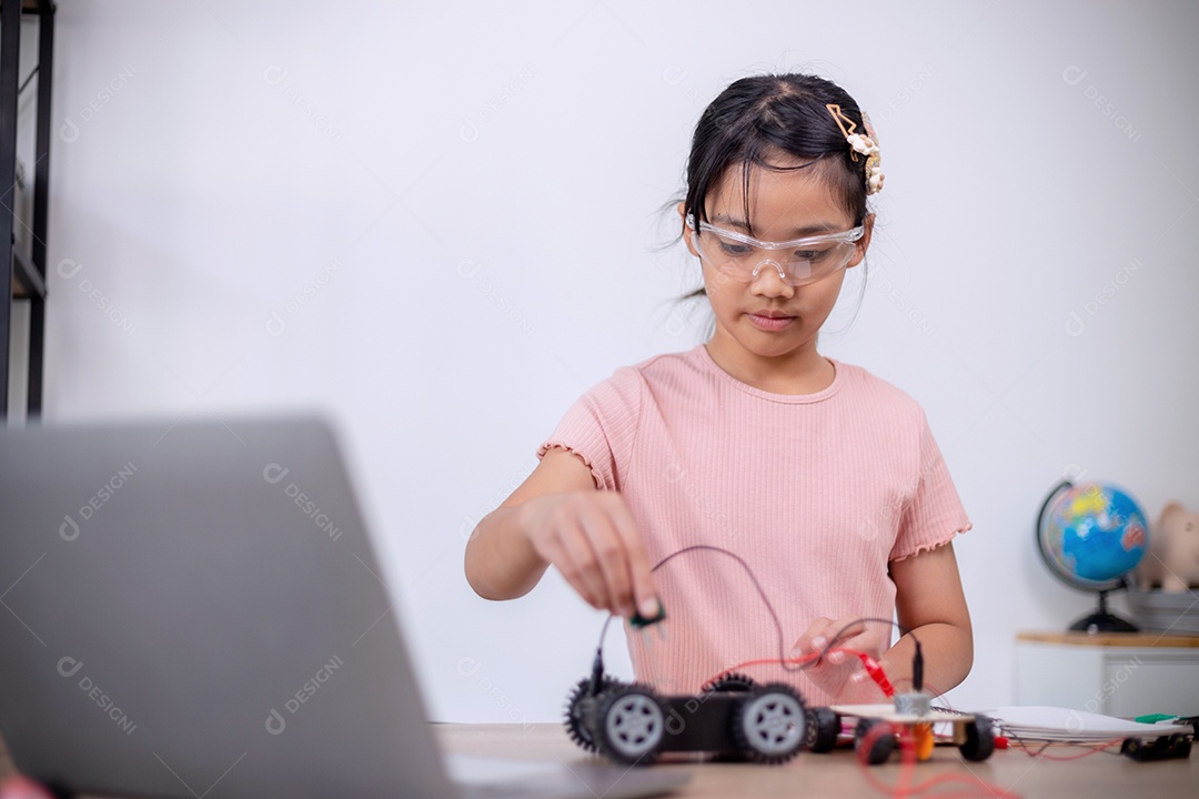 Estudante asiático aprendem em casa codificando carros robôs e cabos de placas eletrônicas em STEM, STEAM, código de computador de tecnologia de engenharia matemática em robótica para conceitos infantis.