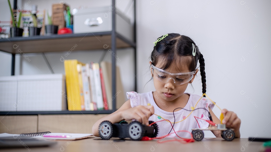 Estudante asiático aprendem em casa codificando carros robôs e cabos de placas eletrônicas em STEM, STEAM, código de computador de tecnologia de engenharia matemática em robótica para conceitos infantis.