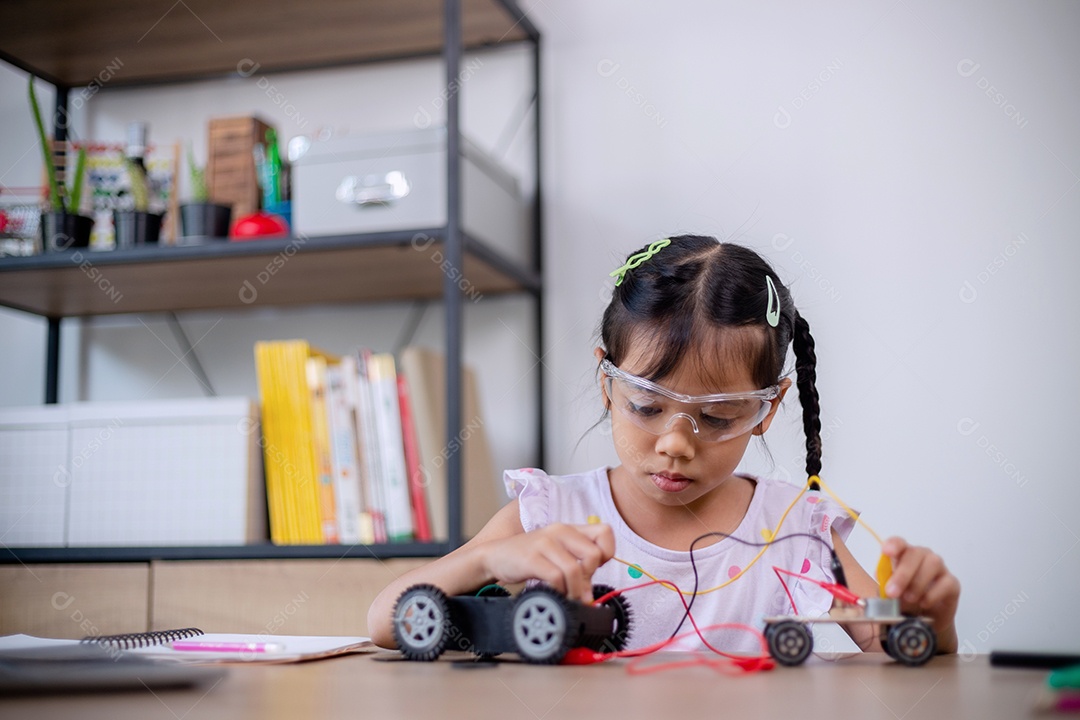 Estudante asiático aprendem em casa codificando carros robôs e cabos de placas eletrônicas em STEM, STEAM, código de computador de tecnologia de engenharia matemática em robótica para conceitos infantis.