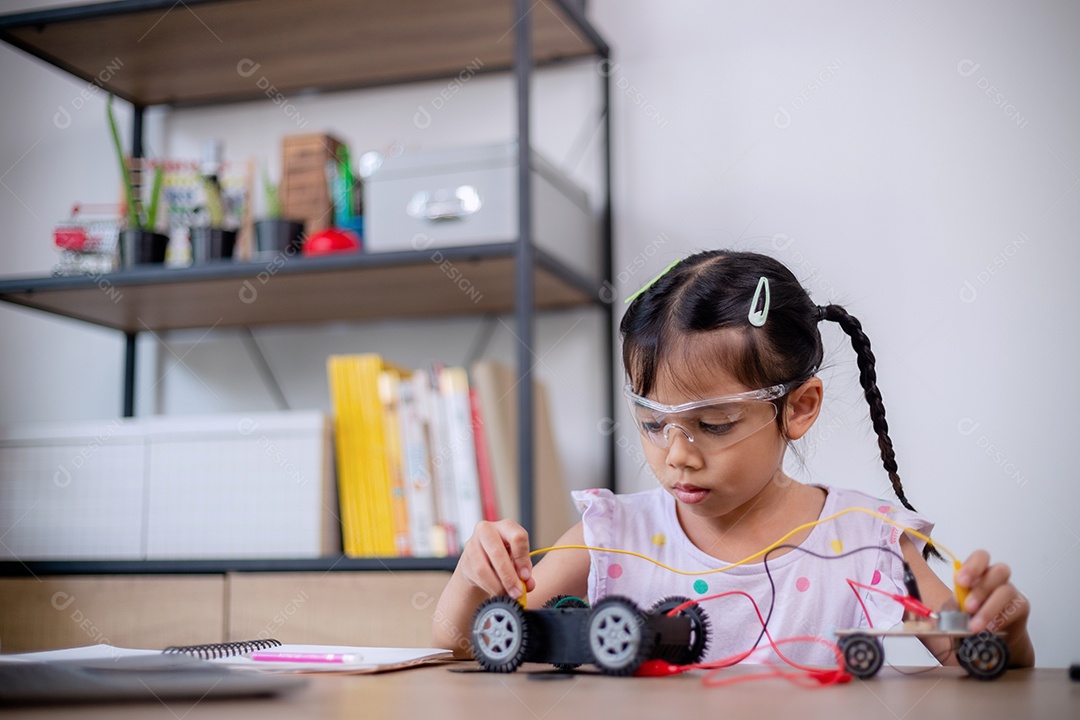 Estudante asiático aprendem em casa codificando carros robôs e cabos de placas eletrônicas em STEM, STEAM, código de computador de tecnologia de engenharia matemática em robótica para conceitos infantis.
