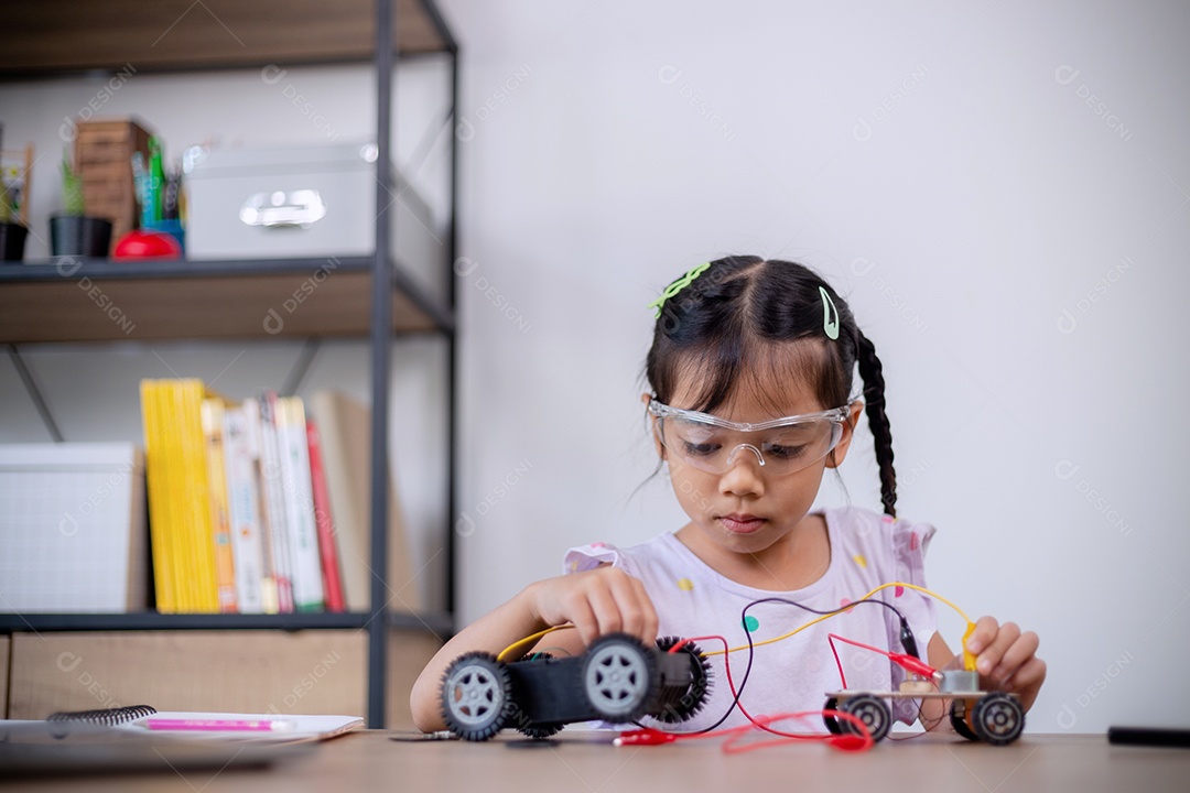 Estudantes asiáticos aprendem em casa codificando carros robôs e cabos de placas eletrônicas em STEM, STEAM, código de computador de tecnologia de engenharia matemática em robótica para conceitos infantis.