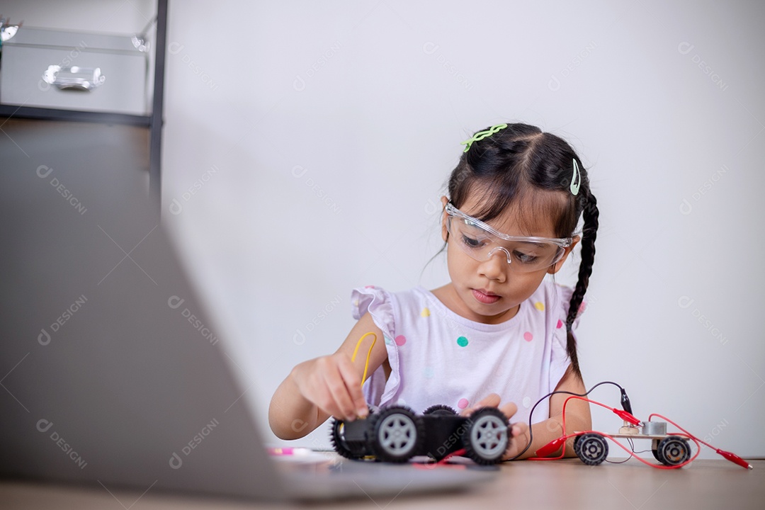 Estudantes asiáticos aprendem em casa codificando carros robôs e cabos de placas eletrônicas em STEM, STEAM, código de computador de tecnologia de engenharia matemática em robótica para conceitos infantis.