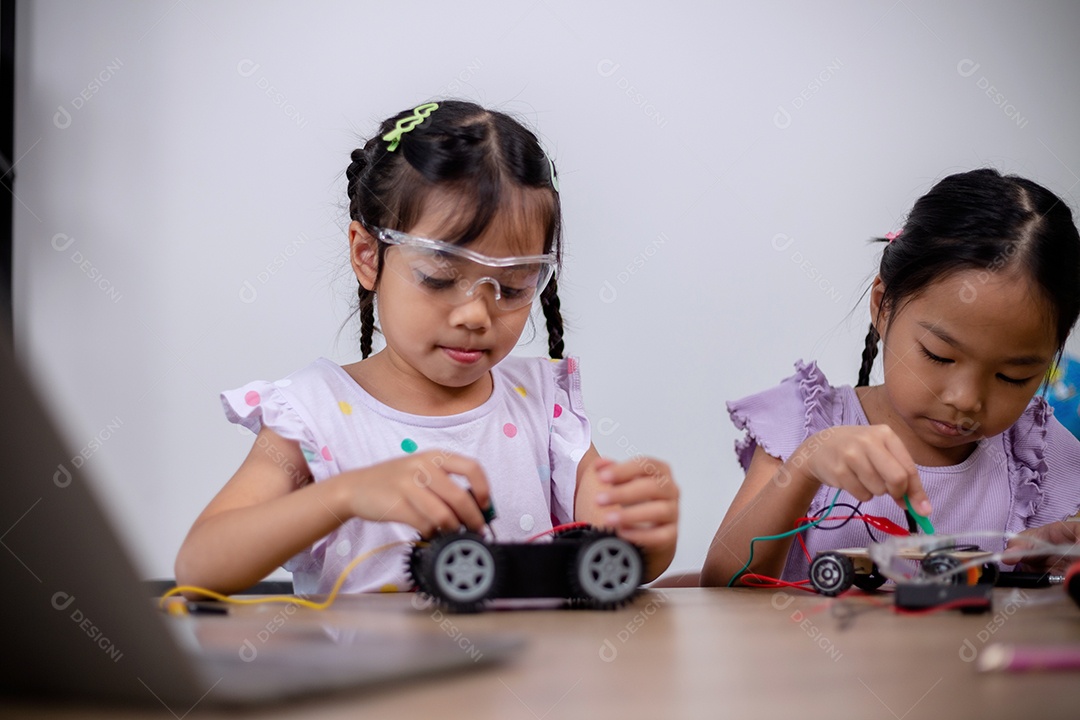 Estudantes asiáticos aprendem em casa codificando carros robôs e cabos de placas eletrônicas em STEM, STEAM, código de computador de tecnologia de engenharia matemática em robótica para conceitos infantis.