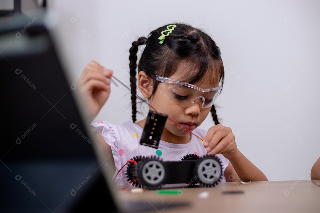 Estudantes asiáticos aprendem em casa codificando carros robôs e cabos de placas eletrônicas em STEM, STEAM, código de computador de tecnologia de engenharia matemática em robótica para conceitos infantis.