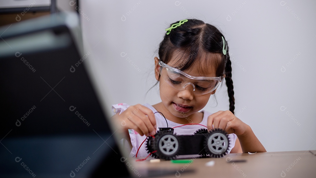Estudantes asiáticos aprendem em casa codificando carros robôs e cabos de placas eletrônicas em STEM, STEAM, código de computador de tecnologia de engenharia matemática em robótica para conceitos infantis.