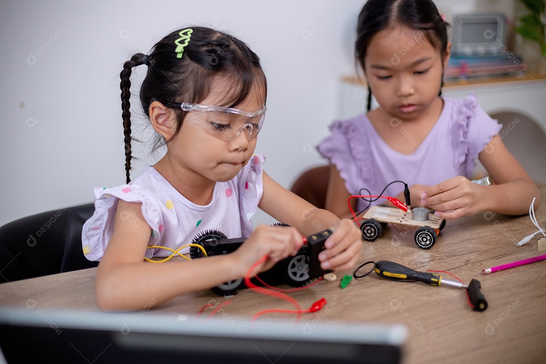 Estudantes asiáticos aprendem em casa codificando carros robôs e cabos de placas eletrônicas em STEM, STEAM, código de computador de tecnologia de engenharia matemática em robótica para conceitos infantis.