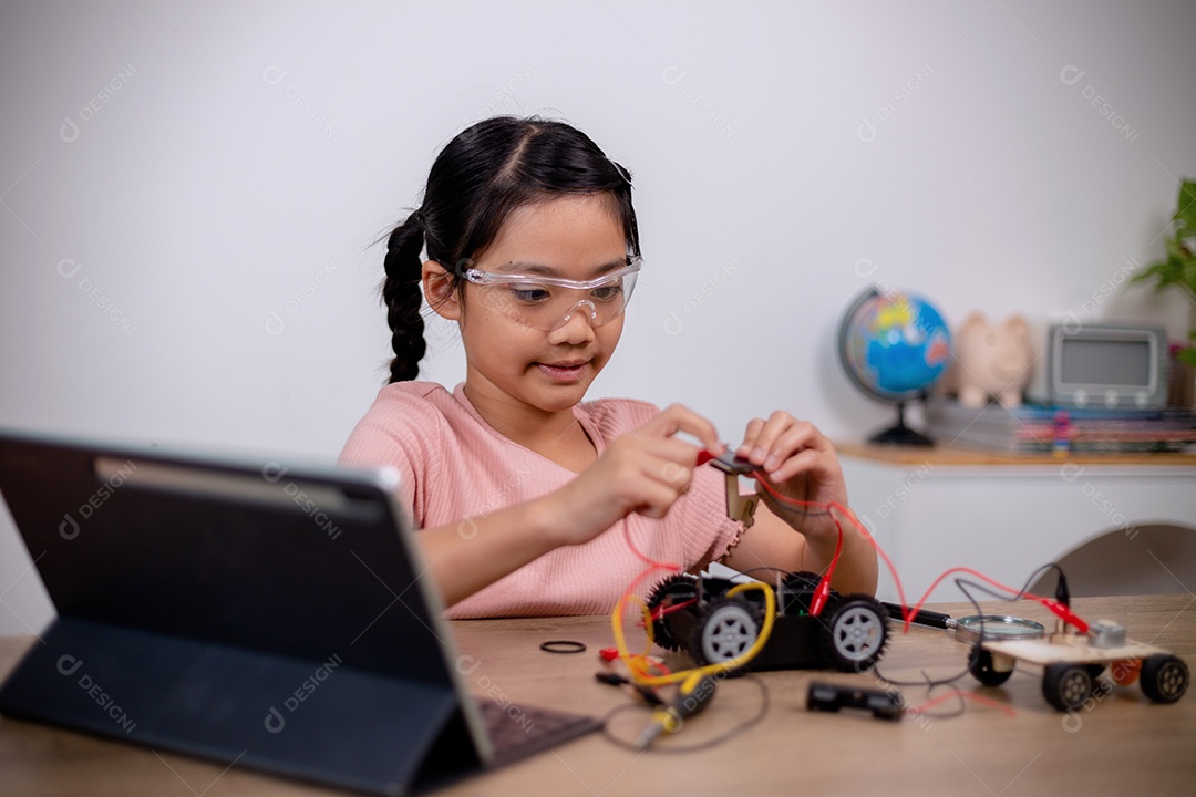 Estudantes asiáticos aprendem em casa codificando carros robôs e cabos de placas eletrônicas em STEM, STEAM, código de computador de tecnologia de engenharia matemática em robótica para conceitos infantis.