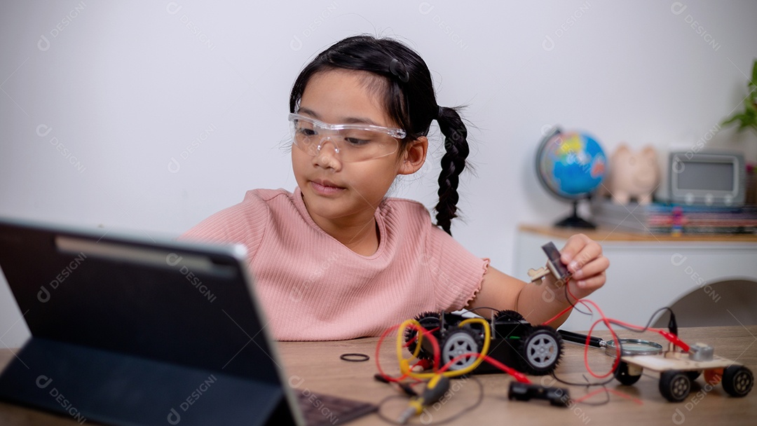 Estudantes asiáticos aprendem em casa codificando carros robôs e cabos de placas eletrônicas em STEM, STEAM, código de computador de tecnologia de engenharia matemática em robótica para conceitos infantis.