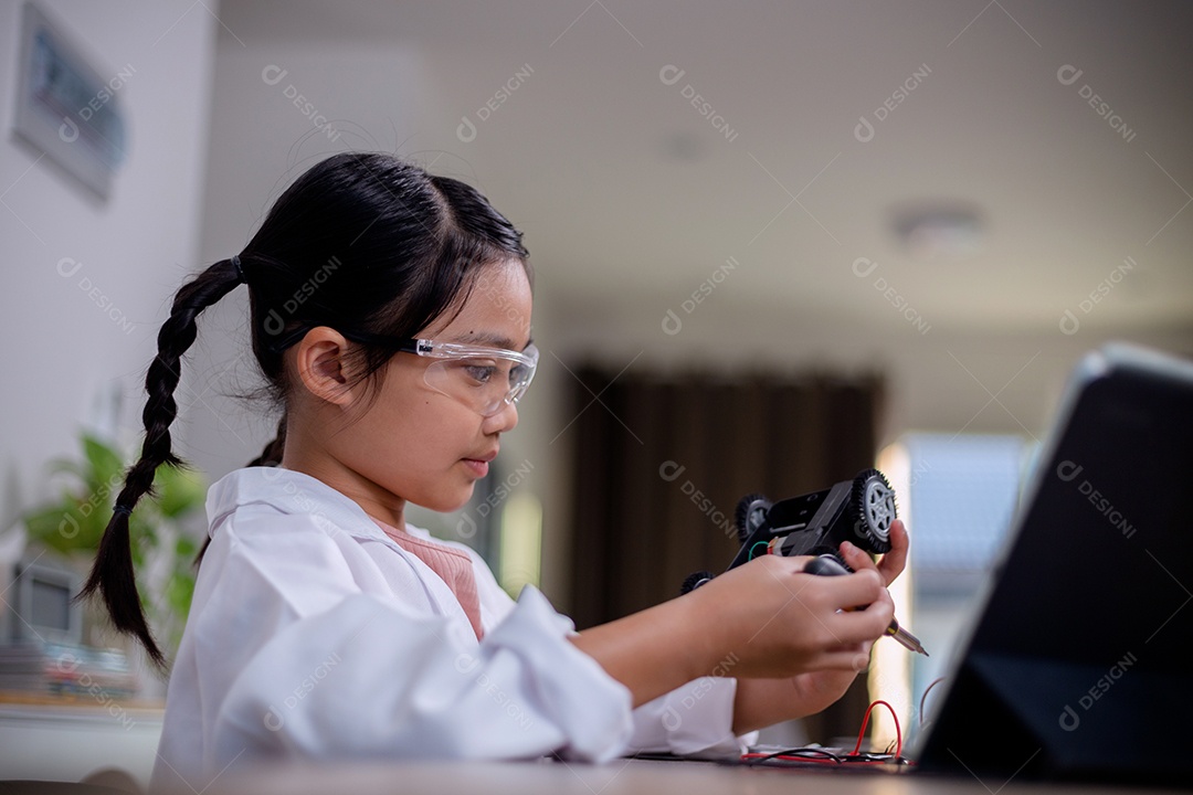 Estudante asiático aprendem em casa codificando carros robôs e cabos de placas eletrônicas em STEM, STEAM, código de computador de tecnologia de engenharia matemática em robótica para conceitos infantis.