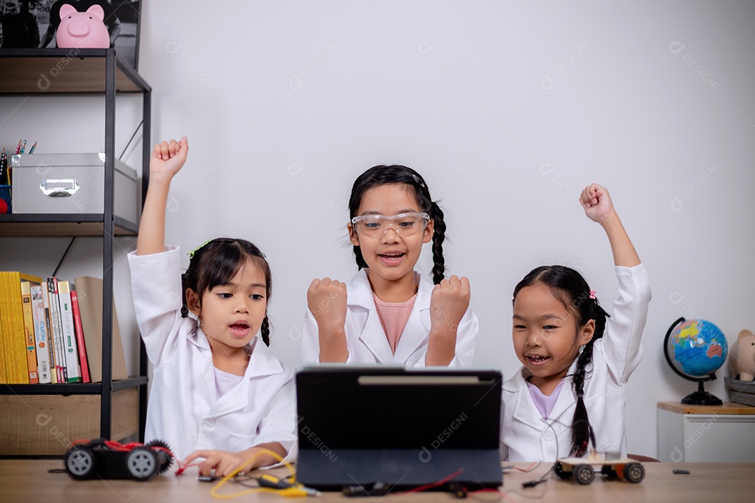 Estudantes asiáticos aprendem em casa codificando carros robôs e cabos de placas eletrônicas em STEM, STEAM, código de computador de tecnologia de engenharia matemática em robótica para conceitos infantis.