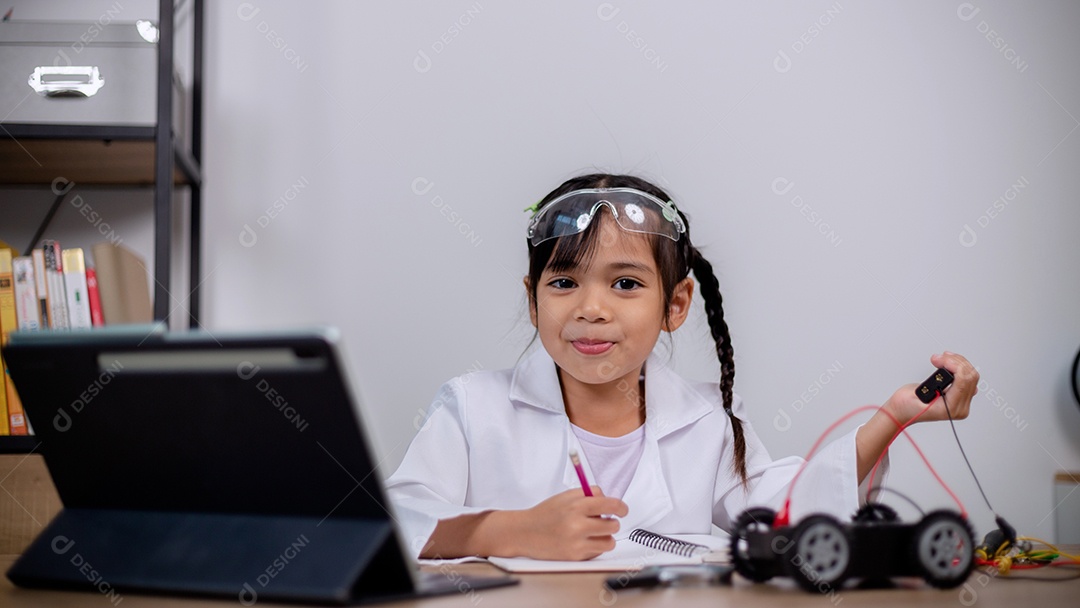 Estudante asiática aprendem em casa codificando carros robôs e cabos de placas eletrônicas em STEM, STEAM, código de computador de tecnologia de engenharia matemática em robótica para conceitos infantis.
