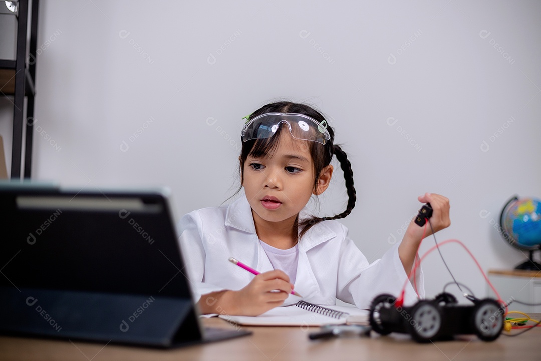 Estudante asiática aprendem em casa codificando carros robôs e cabos de placas eletrônicas em STEM, STEAM, código de computador de tecnologia de engenharia matemática em robótica para conceitos infantis.