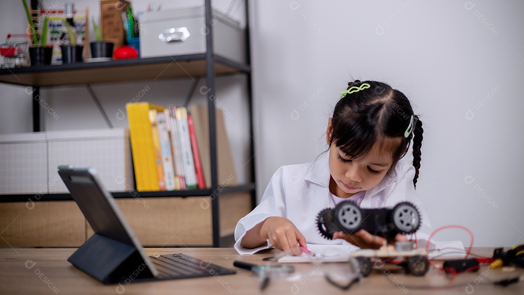Estudante asiática aprendem em casa codificando carros robôs e cabos de placas eletrônicas em STEM, STEAM, código de computador de tecnologia de engenharia matemática em robótica para conceitos infantis.