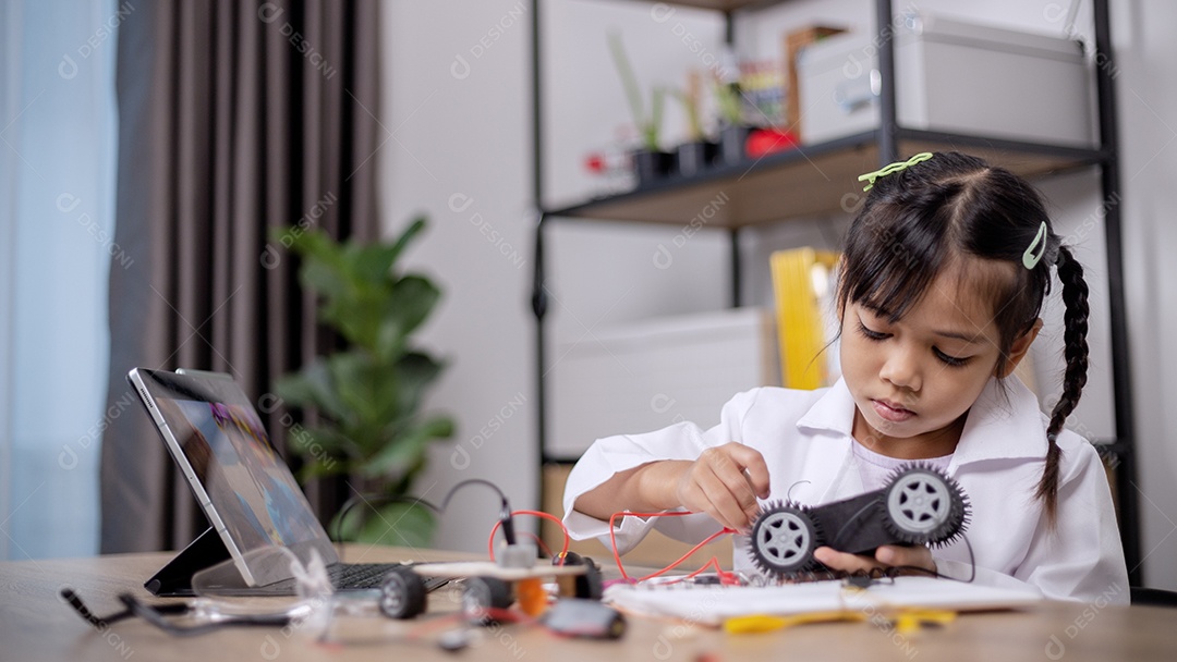 Estudante asiática aprendem em casa codificando carros robôs e cabos de placas eletrônicas em STEM, STEAM, código de computador de tecnologia de engenharia matemática em robótica para conceitos infantis.