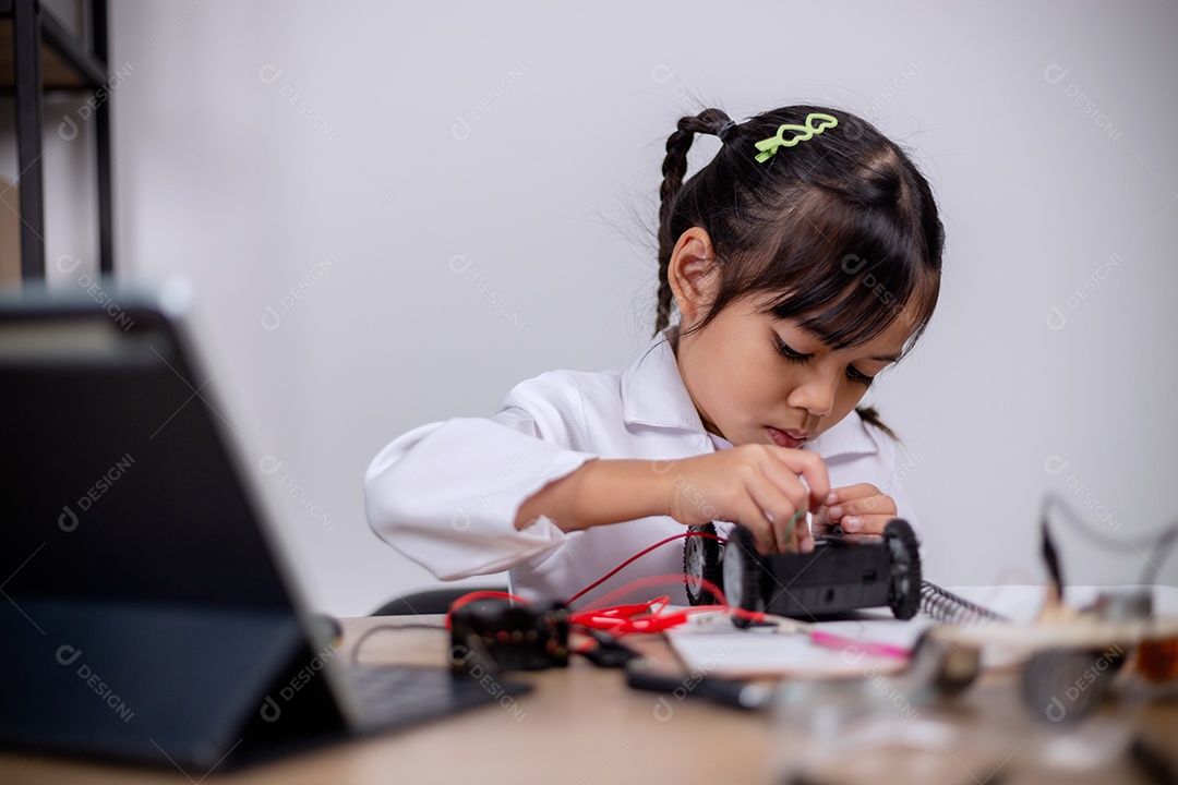 Estudante asiática aprendem em casa codificando carros robôs e cabos de placas eletrônicas em STEM, STEAM, código de computador de tecnologia de engenharia matemática em robótica para conceitos infantis.