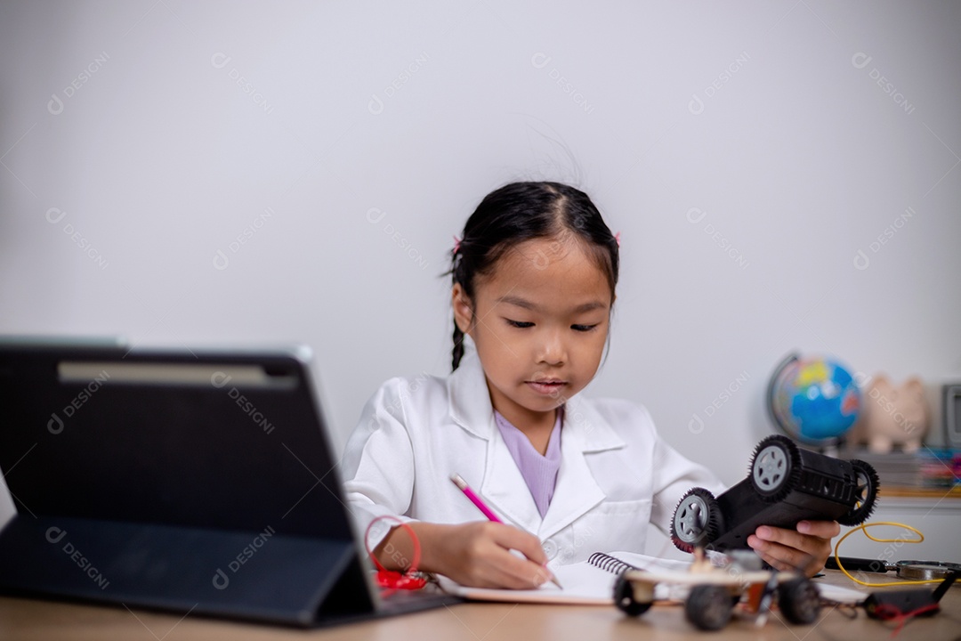 Estudante asiática aprendem em casa codificando carros robôs e cabos de placas eletrônicas em STEM, STEAM, código de computador de tecnologia de engenharia matemática em robótica para conceitos infantis.