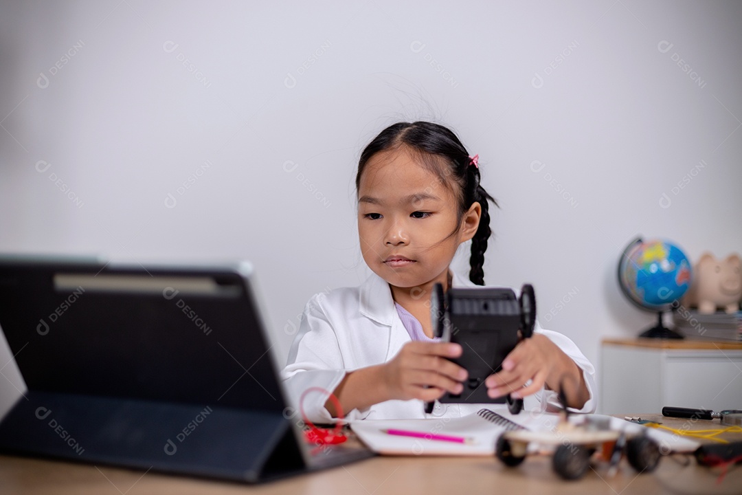 Estudante asiática aprendem em casa codificando carros robôs e cabos de placas eletrônicas em STEM, STEAM, código de computador de tecnologia de engenharia matemática em robótica para conceitos infantis.