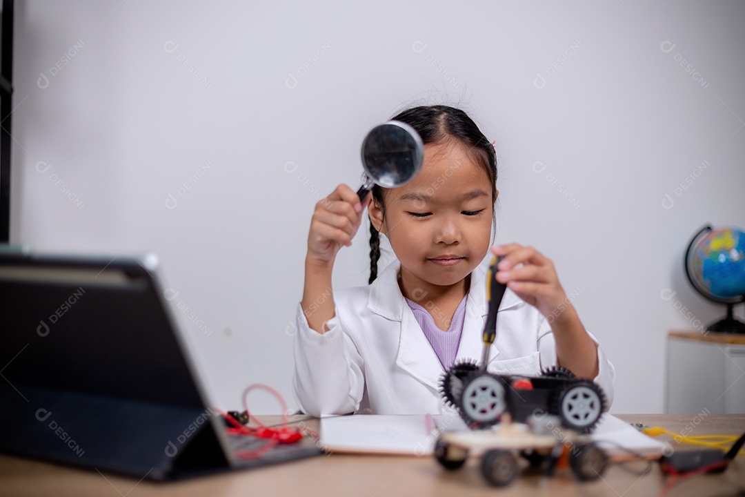 Estudante asiática aprendem em casa codificando carros robôs e cabos de placas eletrônicas em STEM, STEAM, código de computador de tecnologia de engenharia matemática em robótica para conceitos infantis.