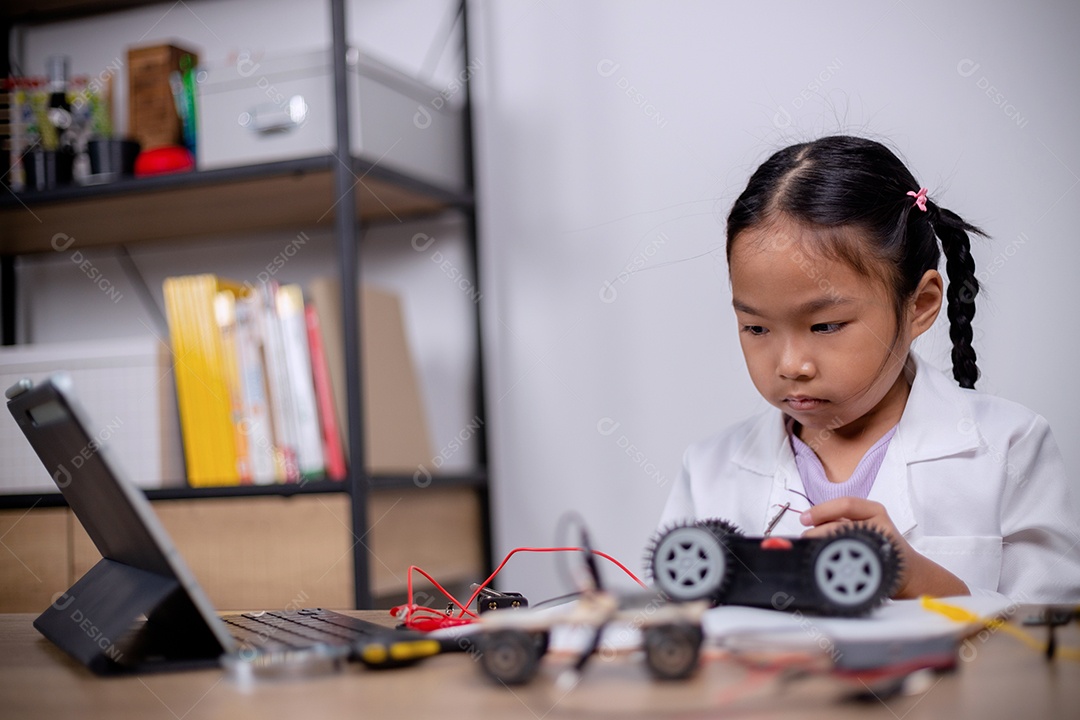 Estudantes asiáticos aprendem em casa codificando carros robôs e cabos de placas eletrônicas em STEM, STEAM, código de computador de tecnologia de engenharia matemática em robótica para conceitos infantis.