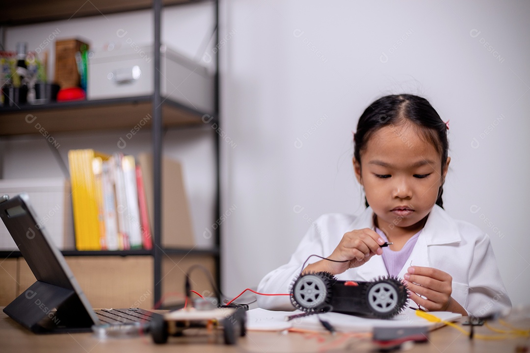 Estudantes asiáticos aprendem em casa codificando carros robôs e cabos de placas eletrônicas em STEM, STEAM, código de computador de tecnologia de engenharia matemática em robótica para conceitos infantis.