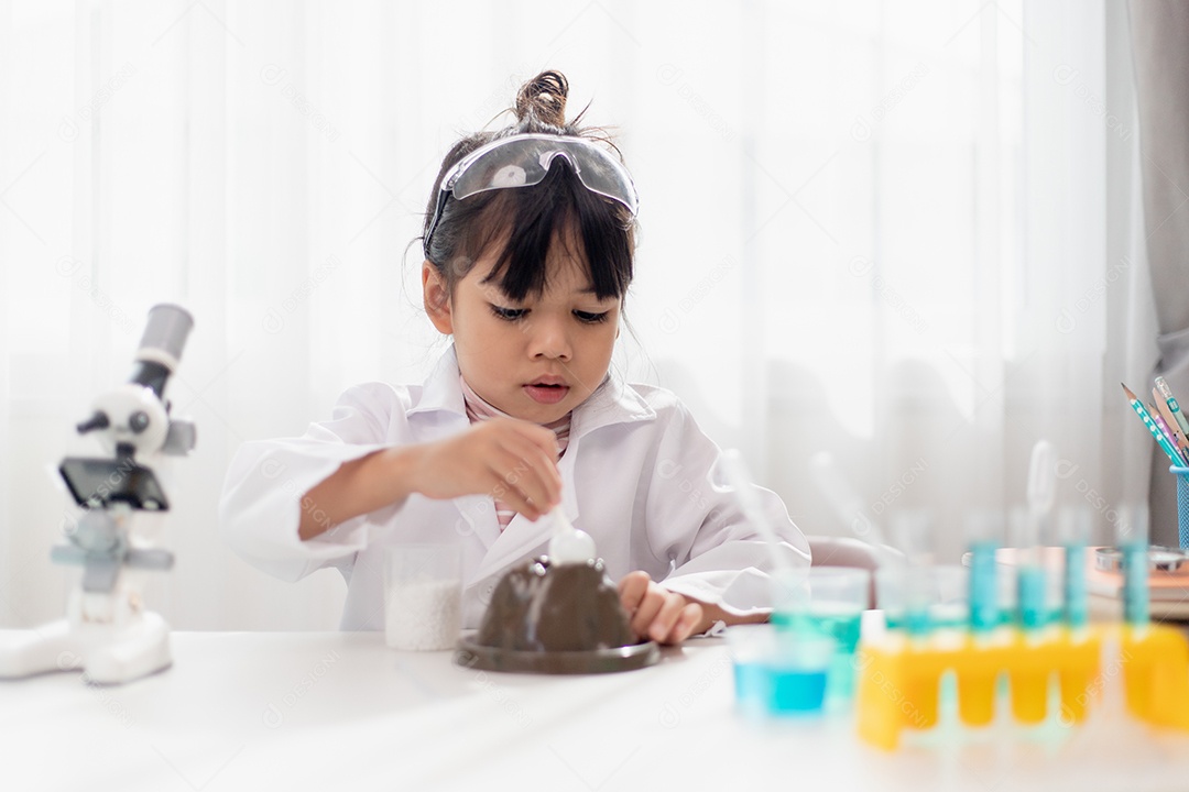 educação, ciência, química e conceito de crianças - crianças ou estudantes com tubo de ensaio fazendo experimento no laboratório da escola