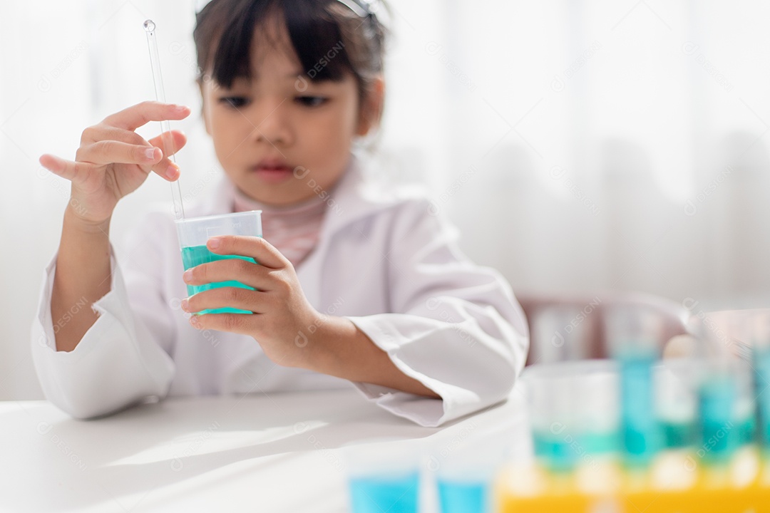 educação, ciência, química e conceito de crianças - crianças ou estudantes com tubo de ensaio fazendo experimento no laboratório da escola