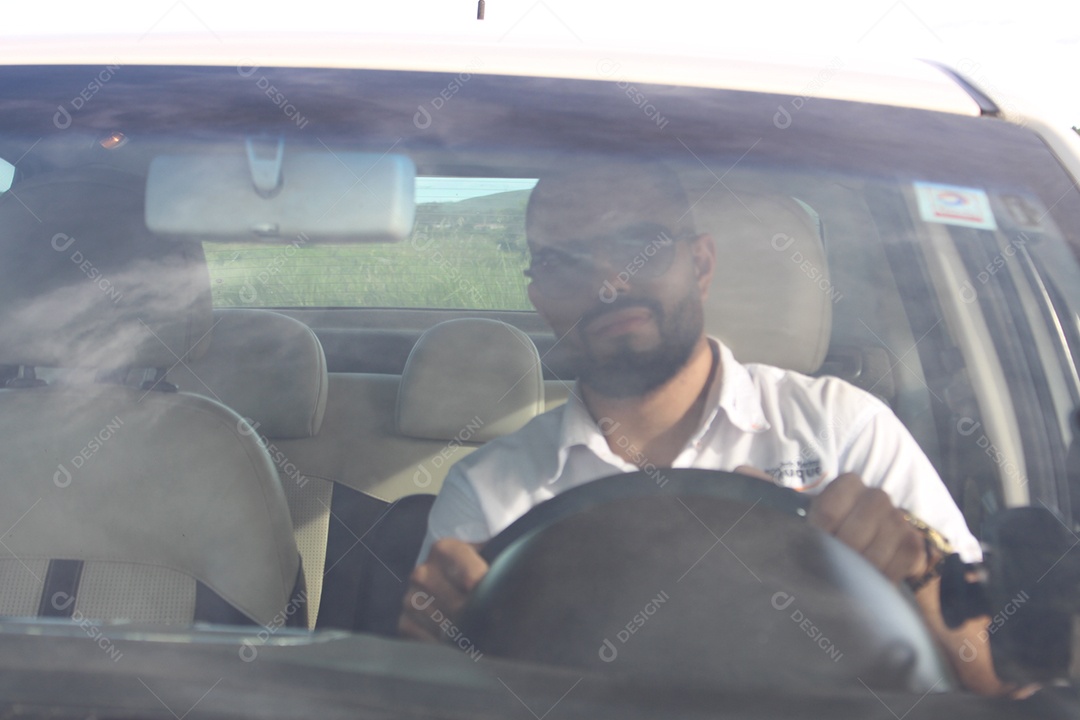 Homem jovem dirigindo seu carro