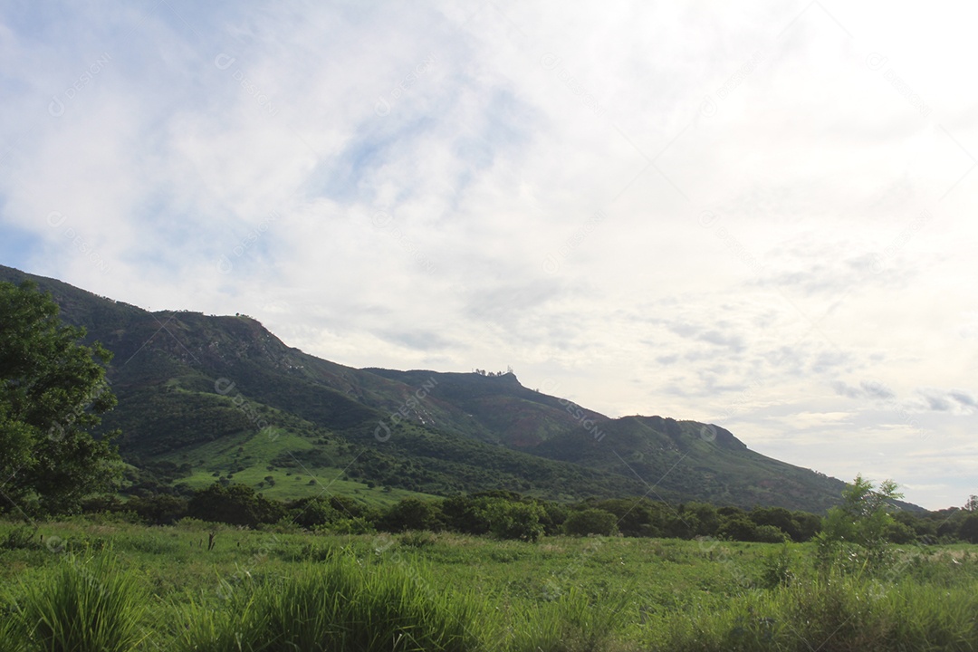 Linda paisagem montanhas penhasco céu nublado