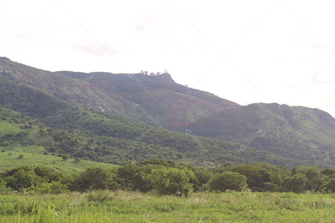 Linda paisagem montanhas penhasco céu nublado
