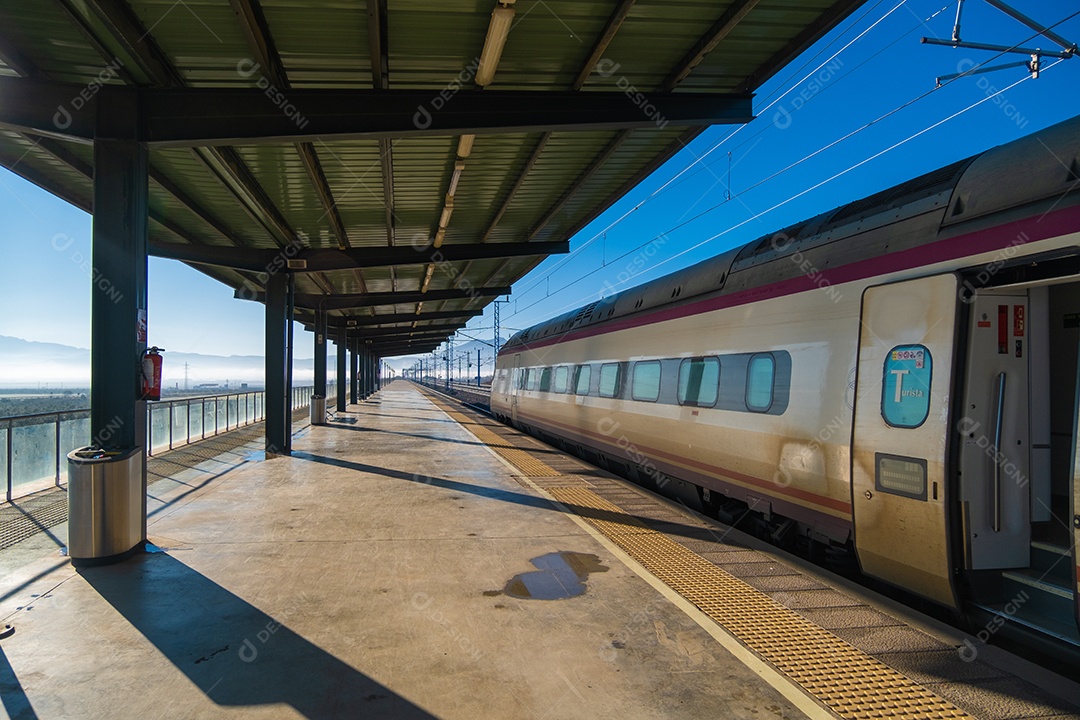 Estação de trem ferroviário contra céu azul