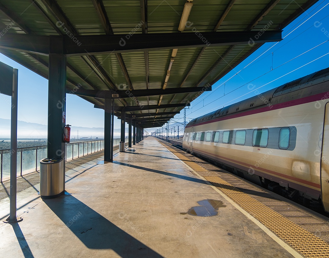 Estação de trem ferroviário contra céu azul