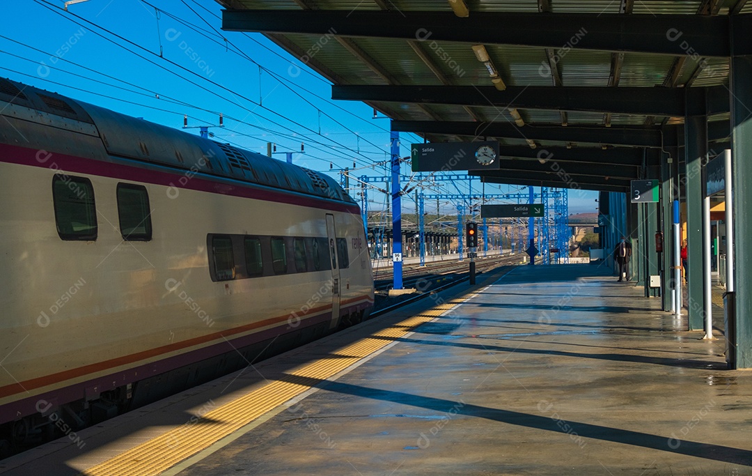 Estação de trem ferroviário rapaz esperando seu transporte