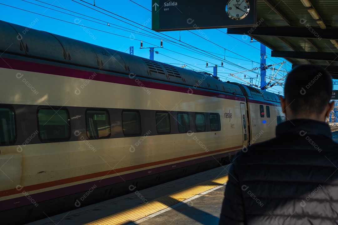 Estação de trem ferroviário rapaz esperando seu transporte